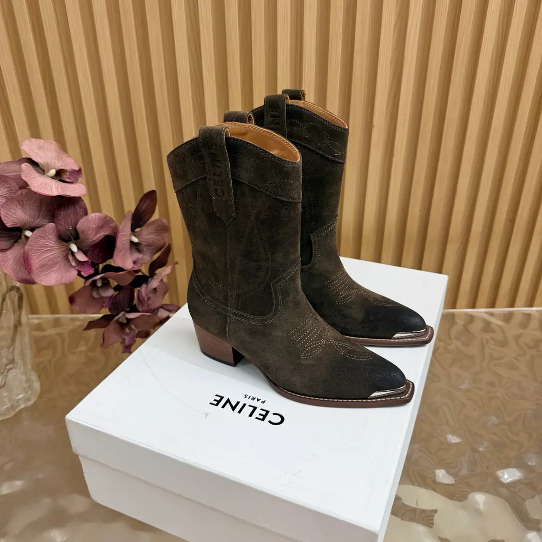 2026The cabinet is synchronized with the new money in autumn and winter. Celine｜Céline.26Autumn and new Pitchey. Bold West cowboy Martin boots.！ Top Version The upper foot is super handsome. It's super cool.！You're not so bad at all.. With jeans, you're a great guy.🔥It's definitely a single piece of fire this fall and winter.！ Material Skins for shoes./Bullskins. The insides are all sheep's skin. The original is really a big one. Size: 35-41 （40, 41, 42Custom）
