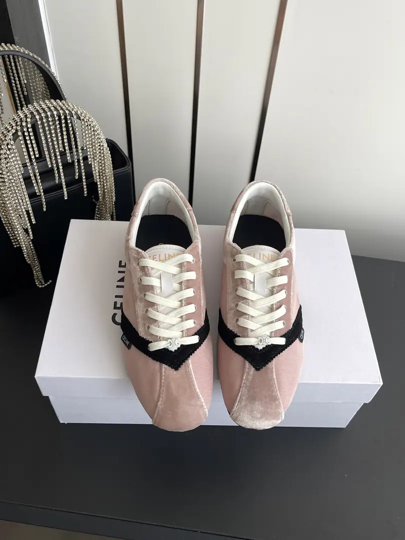 🏧𝗖𝗘𝗟𝗜𝗡𝗘The Celebrity Springs and Summers. - Tetsu. FLATDesigned from the ballet shoes. Unique combination of color and material It's a resonance. The shoe has a face.VFont Spelling Design Shoes belts with a door to wash the swing door.logo Even though the sneakers are flat-ground structures, ♪ Through soft rubber outside ♪ Still a little comfortable and light. Sluice-coated fabrics on the shoe face The original model of the rubber floor. Codes: 35-41 [40.41Do it.]