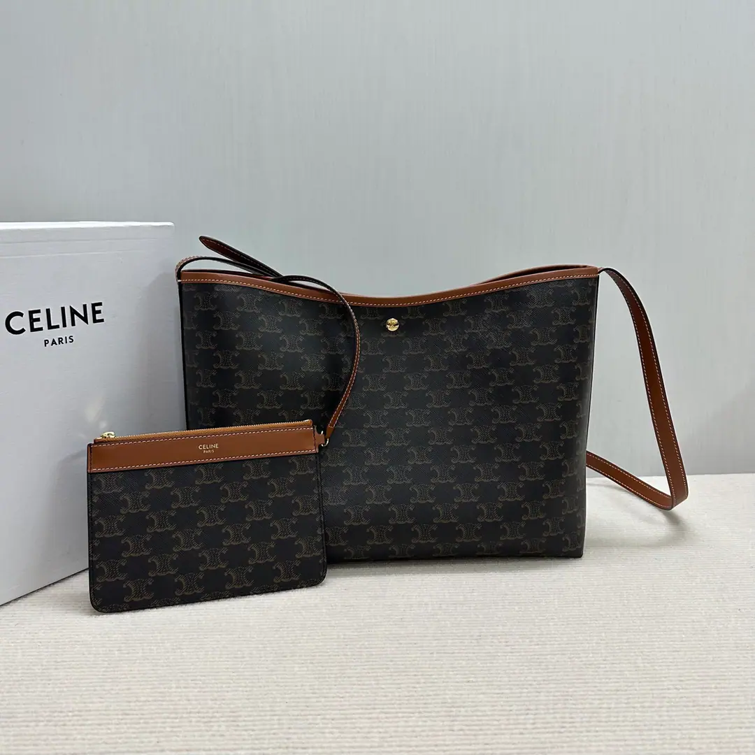 New items online.🅰️🅰️ SOFT SHOPPER Shopping bags🛍️ 🎈Colour CEThe classic Triumph Gate is a leather-skinned flower., Jane and high-end., Full of French laziness.. Whether it's a good suit or a casual suit., You can feel the mood easily., The rate of return is too high.！ 💼Capacity The size is so nice for the hit-the-worker.！Actual14The inch computer is easily plugged in., Plus the notebook., Water cups., Charging treasure., I'm not sure I'm sure I'm gonna be able to get you a full bag of makeup., There's plenty of room left., Daily commute, I'm on short-distance business.holdStay.. 🎒Practicality The inner child's mother's bag., It's a sort of collection of small pieces., It's so easy to find something.. Shoulder band adjustable, Switch at will with single shoulder slants, It's so nice to carry on., I'm not a man of my own., I'm not tired of it.. Paragraph: 123912 Colours: Flower/Brown. Dimensions: 32.5x24.5x14cm Inner Bag Size: 18x13cm （Prefixed packaging）