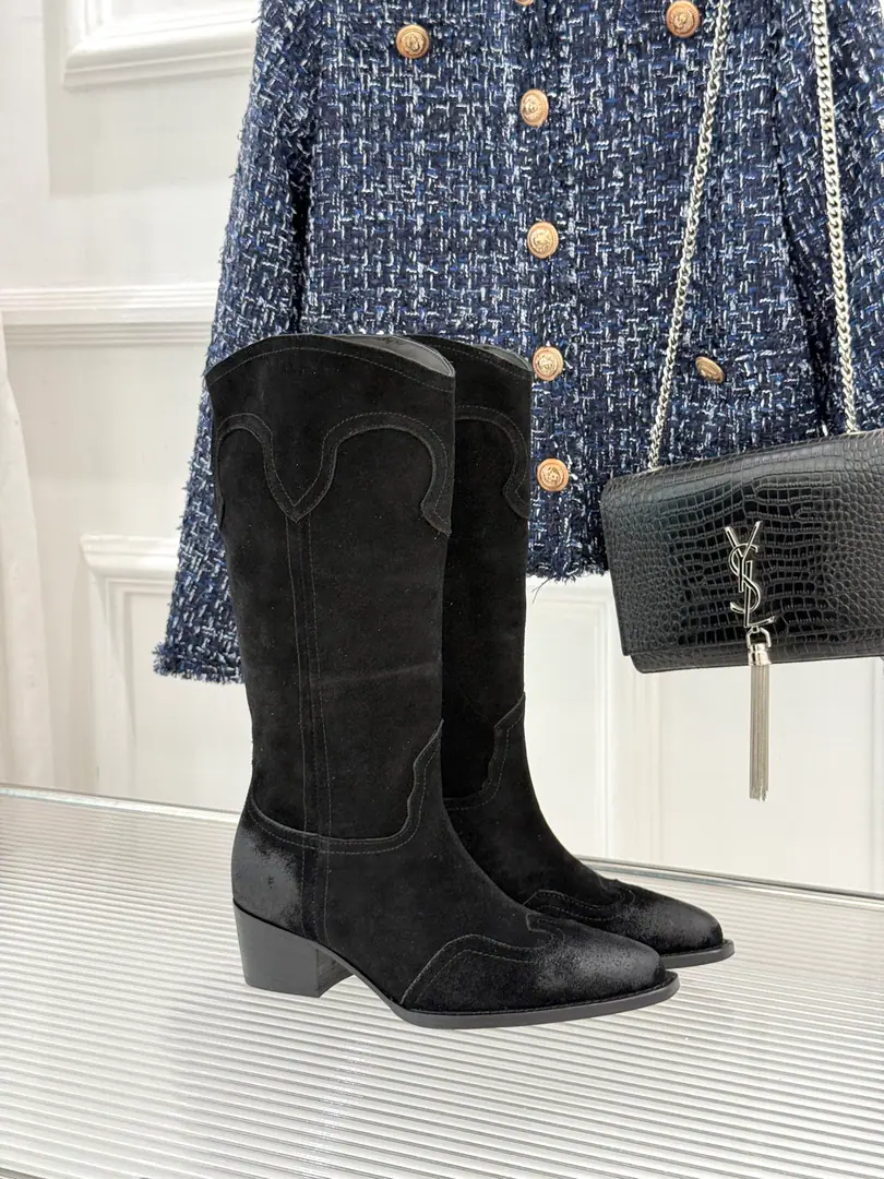 Plant price Goki! Bullskins. Celine /Céline.26WFAutumn and winter brand new. The ancients have thick boots. Autumn shoe cabinets, single spirits. The classics are not afraid of the tide. Artificial hand grinding of every detail. A low profile shows a high-grade taste in the mix. Side-square door pegs The thickest, softest, high-pitched. Rubber base smooth and grinding. Tie the tune to the ankle. Shoes, stylish feet. The upper leg second becomes a thin leg. French cool, accents straight up. You look great in a cowboy coat. ETA is easy to fly around. It's so nice to wear your legs. The fashionable and the lean winters must be a single item. You won't step on a thunderstorm if you close your eyes. The more time it gets, the more time it gets. The old money is in a pen. The hot-door cargo king of the cabinet. Who wears a nice treasure?！ Facework customized leather with original The inside feet are all sheep's skin. Italian imports are so thick. size: 35-39（40/41/42Custom） Numbering: 86320260806