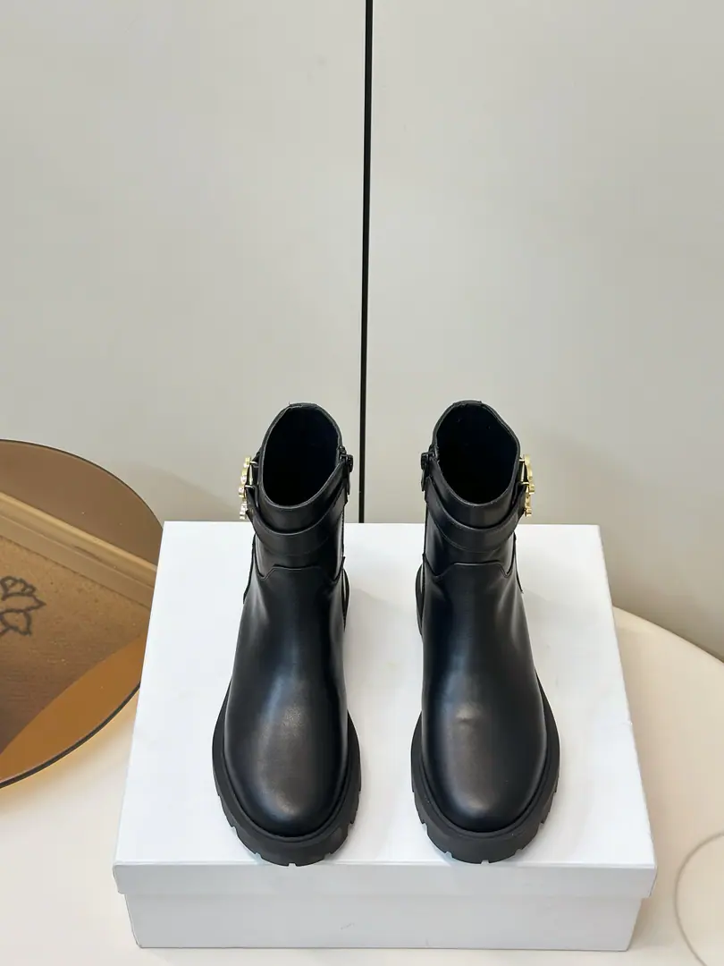 Celine 26ssThe new item recommends the swing door buttons with the thicker and higher Martin boots. Motorbike boots. Boots, boots, boots, boots...Heat continues to rise.～Long-term High Version‼️The season was a big fan of the red and red., Perfectly fixed shoes, little roundhead., Very well., Line Stream Favour, The line is so refined.～The upper foot is very thin., Increase, A hundred., - It's a fashionable suit.！ The original version of the big bottom. It's super-comfort. Shoe.: Waxing calf skin. Uchi.: Customized cattle skin He's tall.: 3.5cm Codes: 35-39(40Do it.)