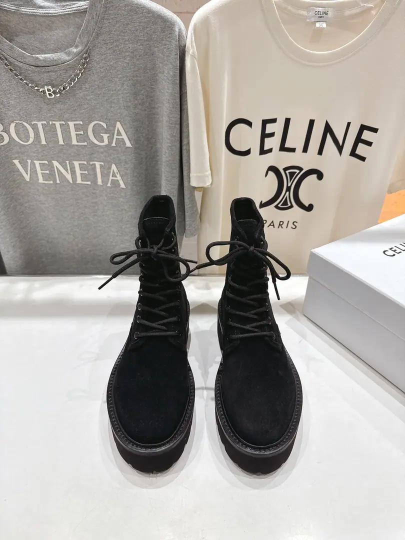 🏧𝗖𝗘𝗟𝗜𝗡𝗘Céline's new resonance with thick, short and medium boots Martin boots and knight boots.. The Red Bang is coming.！The big reds are the first to experience., CelineRedinsThe Herb-breeding God., It's a very retrograde wind., The aerobics are perfect., Design style is very new., It's very high-class and very comfortable..Original 1-to-one.！Absolute monopolistic practice！ ✔Fabulous.: High-wild-blowed cow revels. ✔Uchi.: Bullskins. High-end atmosphere ✔Otsumi!: Original version to open ✔Size: 35-40 [40.41.42Do it.]