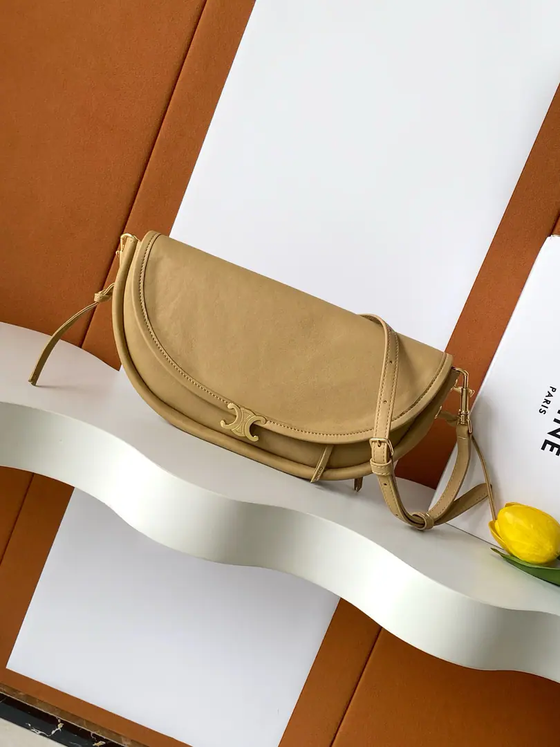 CE Halfmoon Half a moon bag.🛍️miniHere we go.✅ Import of sheep skin, All steel hardware., MarkerTriompheMagnetic buttons are micromed., I'm going to be more internalized.. Two packages.——FlipBesace& ArcHalf Moon, It's a little bit of a ego., Full package📦 Paragraph: 103778 Dimensions: 25*13*5