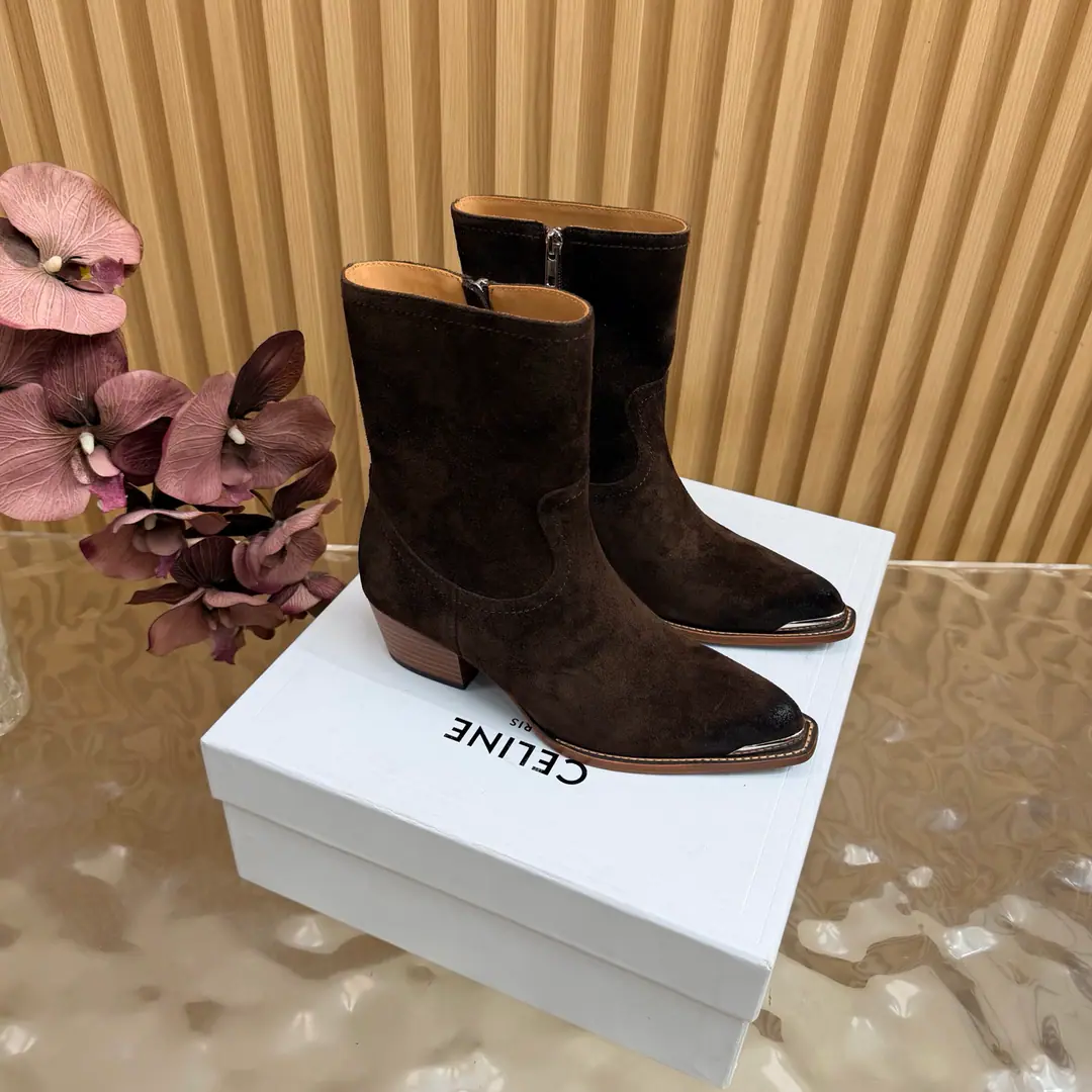 2026The cabinet is synchronized with the new money in autumn and winter. Celine｜Céline.26Autumn and new Pitchey. Bold West cowboy Martin boots.！ Top Version⚠️Niu Kyung. Bullskins. The upper foot is super handsome. It's super cool.！You're not so bad at all.. With jeans, you're a great guy.🔥It's definitely a single piece of fire this fall and winter.！ Material Skins for shoes./Bullskins. The insides are all sheep's skin. The original is really a big one. Size: 35-41 （40, 41, 42Custom）
