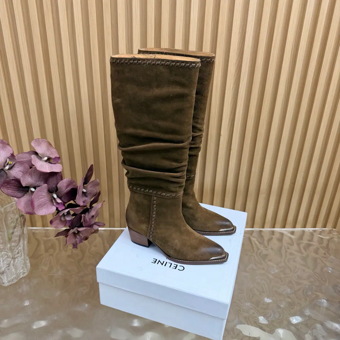 2026The cabinet is synchronized with the new money in autumn and winter. Celine｜Céline.26Autumn and new Pitchey. Bold West cowboy Martin boots.！ Top Version Niu Kyung. Bullskins. The upper foot is super handsome. It's super cool.！You're not so bad at all.. With jeans, you're a great guy.🔥It's definitely a single piece of fire this fall and winter.！ Material Skins for shoes./Bullskins. The insides are all sheep's skin. The original is really a big one. Size: 35-41 （40, 41, 42Custom）