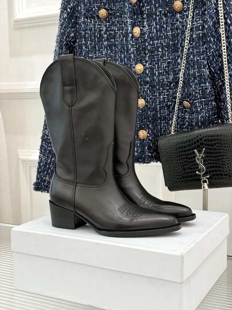 Plant price Goki! Bullskins. Celine /The Celebrity Classic Autumn. West sewn wires and boots. A fall and winter wears a single soul. The classics never pass. Shoes cabinets are always investment-grade. The details are very well known. Artificially made by Spanish craftsmen A stylish, acupuncture. No thunder on your eyes. The sutures are re-engaging the west. The cones are thick and steady. Slashy head pulls the legs line. The inner zipper is easier to get through. The upper leg second becomes a thin leg. The French regenerate is full of feeling. It's a good suit for a cowboy. You can fly around the street easy. It's easy to wear a high class. It's a low profile. Who wears a nice treasure? You're so good at it.！ Facework customized leather with original The inside feet are all sheep's skin. Original modeling, slide-proof floor size: 35-39（40/41/42Custom） Numbering: 97220260806