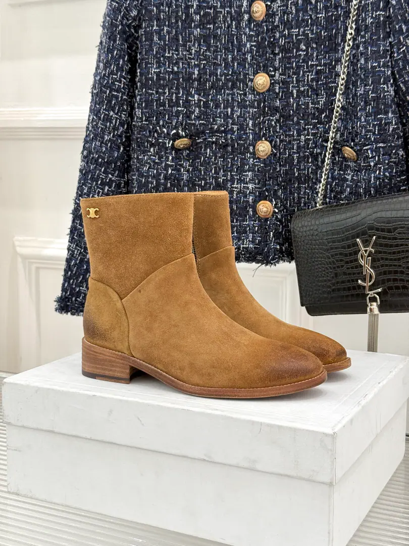 Plant price Goki! Bullskins. Celine /The Celebrity Classic Autumn. West sewn wires and short boots. A fall and winter wears a single soul. The classics never pass. Shoes cabinets are always investment-grade. The details are very well known. Artificially made by Spanish craftsmen A stylish, acupuncture. No thunder on your eyes. The sutures are re-engaging the west. The cones are thick and steady. Slashy head pulls the legs line. The inner zipper is easier to get through. The upper leg second becomes a thin leg. The French regenerate is full of feeling. It's a good suit for a cowboy. You can fly around the street easy. It's easy to wear a high class. It's a low profile. Who wears a nice treasure? You're so good at it.！ Facework customized leather with original The inside feet are all sheep's skin. Original modeling, slide-proof floor size: 35-39（40/41Custom） Numbering: 97220260806