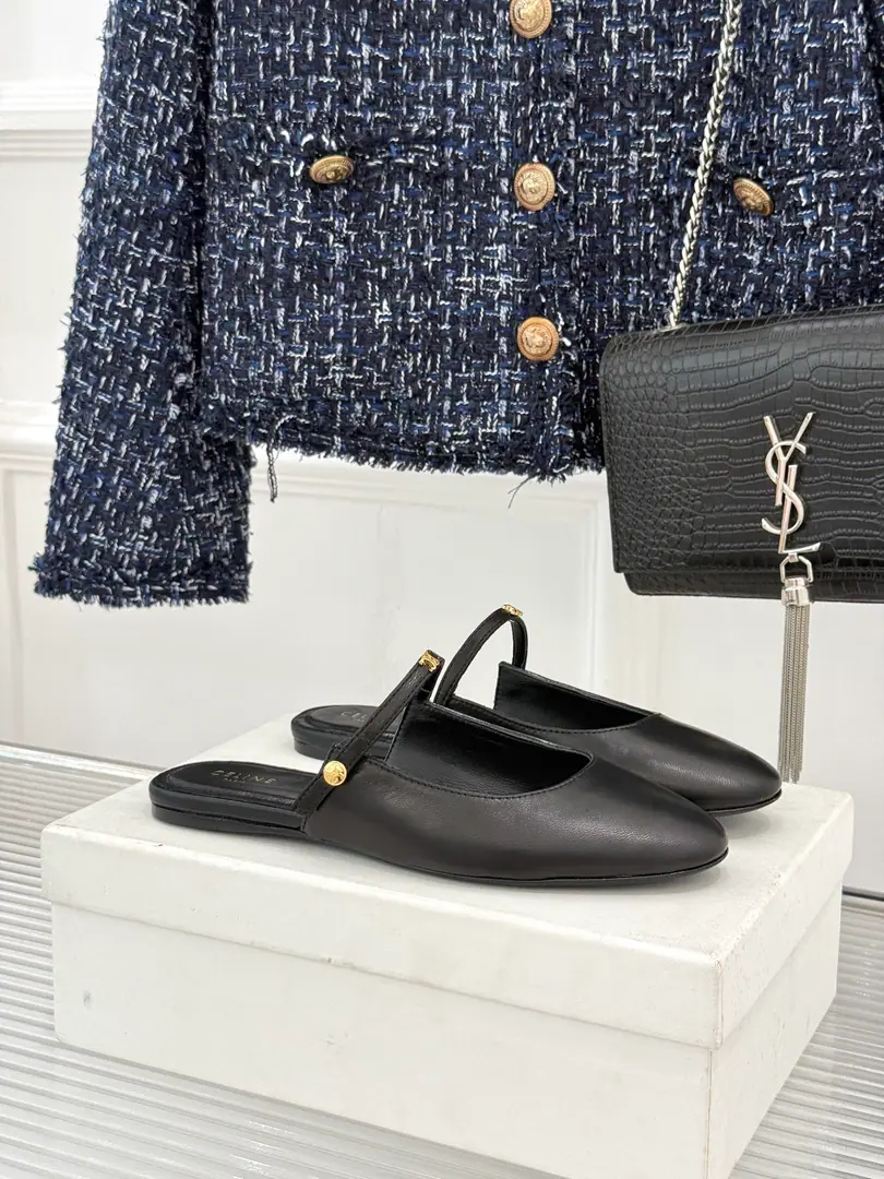 Plant price Celine/Céline.26WFNew Piscion Gate I'm wearing a half-roll of sandals with a head. The swing door is low-key and delicate. A word with a stylish line. The skin of a cow is delicate and sophisticated. The flat soft floor is running out of pressure. The top-top toe-panning is thinner. Cowboys are easy and fashionable. A woman with a dress and a second to be a transvestite. You're a good driver. Very simple, very symmetrical. Classic black never out of date. It's easy to get through it. The Celebrity Girl Springs is a bet. ♪ And the feet are so relaxed ♪ The details are hidden from the workhouse. You're both on the line. Spring and summer wear a little pair of eyes. I'm a very good guy. These are really getting up there. You're not gonna step on a thunderstorm.！ The fabric is customized in the original version The inside feet are all sheep's skin. Italian imports are so thick. size: 35-39（40/41Custom） Numbering: 86920260809