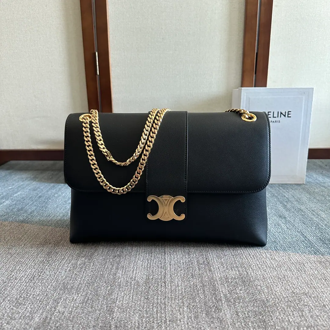 CELIN_E 2024🆕｜VICTOIREBig, soft-ass leather bag. CELINEFinally, a single shoulder-slashed bag.👏 Celine SU24Newest Style-Victoire VictorieIt means victory. And there's a sense of triumph.✌ Long-lost chain of rings. There's so many stars.～ A high-level natural grain skin. The pellets of the upper sense and the soft hands. The chains used to cut the comforts of the triangle. min And the jewels are super bright.✨ Cow leather., In the leather line., Silver face., ♪ Slanting and shouldering ♪, All SteelTRIOMPHEPress button cut., 2Main partition., 1A flat pocket on the inside., 1A central zipper pocket inside., Whole steel metal slider. Dimensions: 32X 21X 11centimetres Paragraph118222