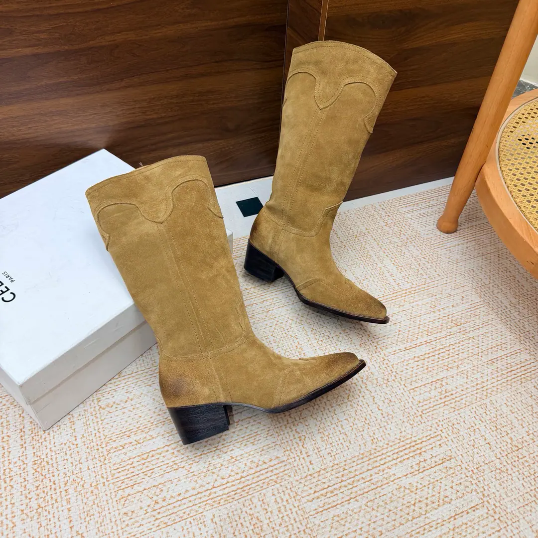 2026The cabinet is synchronized with the new money in autumn and winter. Celine｜Céline.26Autumn and new Pitchey. Bold West cowboy Martin boots.！ Top Version Niu Kyung. Bullskins. The upper foot is super handsome. It's super cool.！You're not so bad at all.. With jeans, you're a great guy.🔥It's definitely a single piece of fire this fall and winter.！ Material Skins for shoes./Bullskins. The insides are all sheep's skin. The original is really a big one. Size: 35-41 （40, 41, 42Custom）