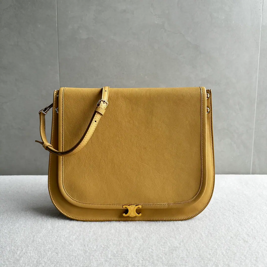 🅰️🅰️Besace Handbag.👝 Latest Soft Triome Besace It's been a really hot time. Soft Triome Besace Yes.2026Spring and summer's new money., One hit.“Lazy and stylish.”♪ Feels like ♪. ·Package Design: Compared to the classic half-month bag., This one. Besace More square., The box structure makes it look more inclusive., And the capacity is bigger., It's easy to fit in a folding umbrella., - And a cup of warmth and a bag.. ·Materials and touch.: Use soft natural grains of light-faced little sheep., It's a touchy touch., It's a little bit of a ego., It's not a burden.. ·Practical Details: There's a zipper pocket on the back of his back., You can put the key or the key., Very convenient.. Magnetic straws are low profile.. Triome Insignia, There's a clean one at the start.“♪ Ting-dao ♪”Sound.. Reverses are diverse.: With disassemble and adjustable shoulder belts, I can stand alone., Slash, Or a hand-held one., It's a French-style little sister with a suit.. Paragraph: 123632 Colours: Fort-Salmon. Dimensions: 32x2x26cm （Prefixed packaging）