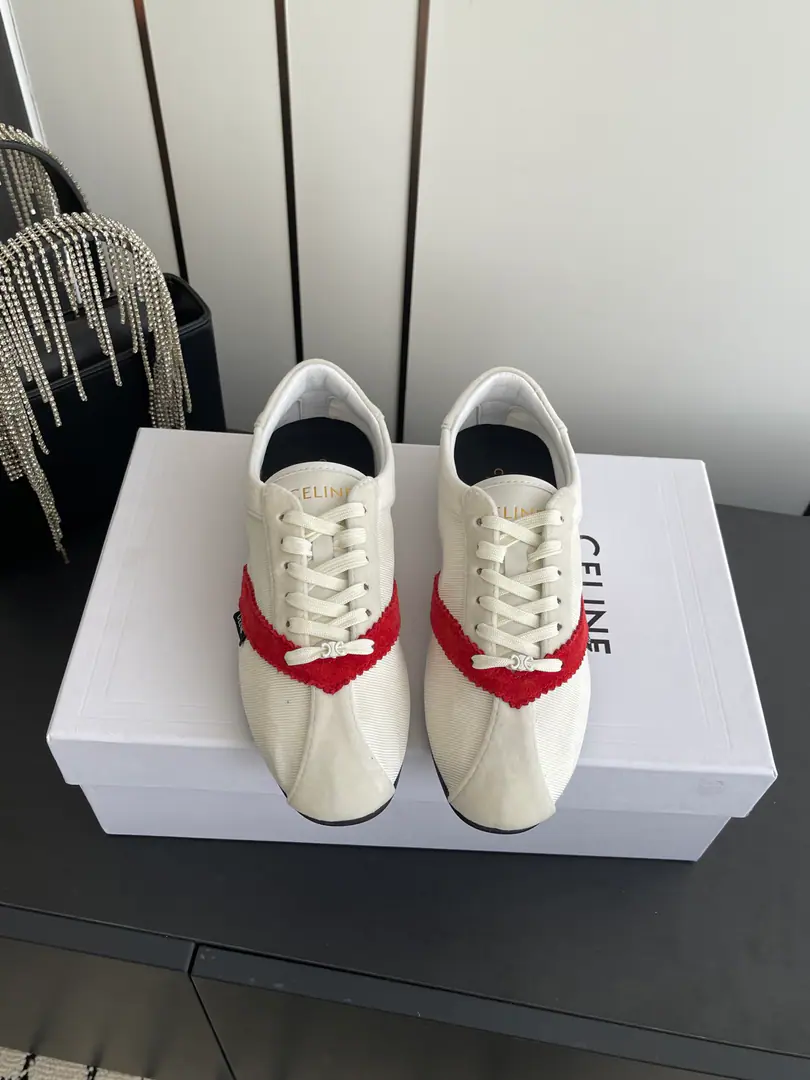 🏧𝗖𝗘𝗟𝗜𝗡𝗘The Celebrity Springs and Summers. - Tetsu. FLATDesigned from the ballet shoes. Unique combination of color and material It's a resonance. The shoe has a face.VFont Spelling Design Shoes belts with a door to wash the swing door.logo Even though the sneakers are flat-ground structures, ♪ Through soft rubber outside ♪ Still a little comfortable and light. Sluice-coated fabrics on the shoe face The original model of the rubber floor. Codes: 35-41 [40.41Do it.]