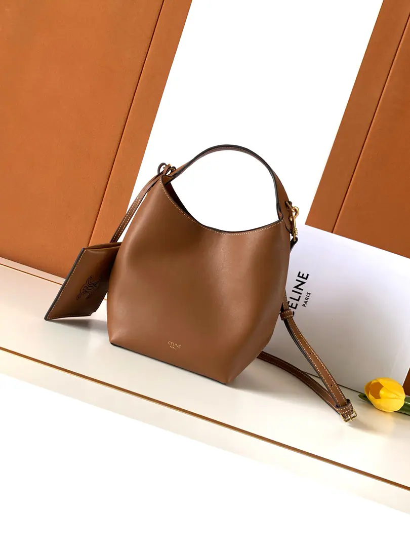 CELINENew paragraphTeen Hobo🎨 SoftfufuA natural cow skin., All steel hardware., Full package✅ Search the number.. L10133 Dimensions. 18*31*6