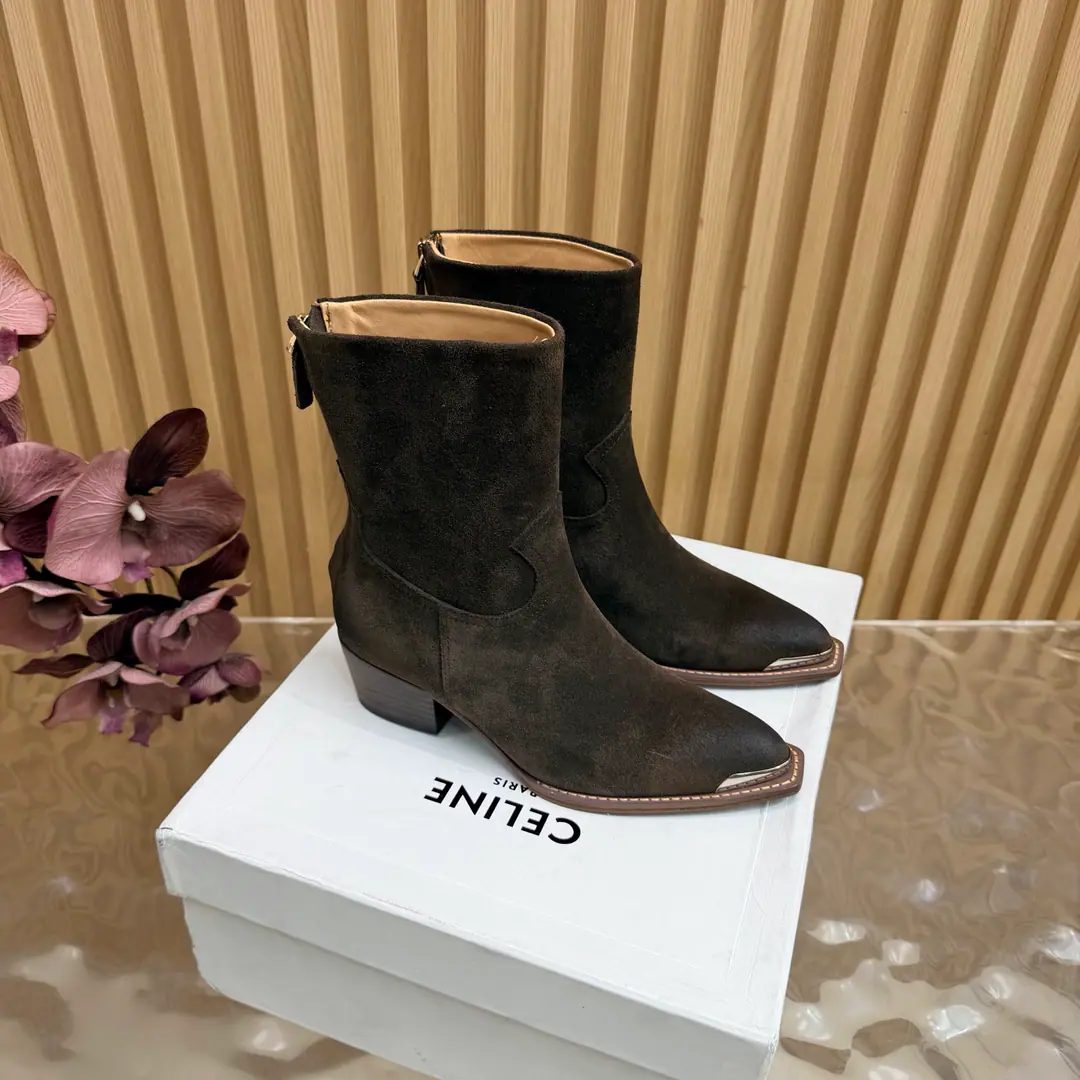 2026The cabinet is synchronized with the new money in autumn and winter. Celine｜Céline.26Autumn and new Pitchey. Bold West cowboy Martin boots.！ Top Version⚠️Niu Kyung. Bullskins. The upper foot is super handsome. It's super cool.！You're not so bad at all.. With jeans, you're a great guy.🔥It's definitely a single piece of fire this fall and winter.！ Material Skins for shoes./Bullskins. The insides are all sheep's skin. The original is really a big one. Size: 35-41 （40, 41, 42Custom）