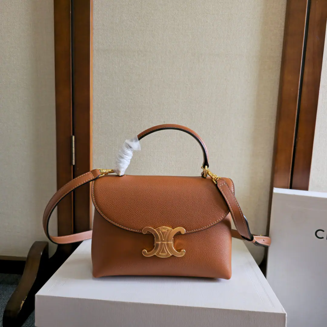 New items online.🅰️CEThe Triad Gate.kellyHandbag.👜 New swing door bag collection. It's all about the high sense of excellence.！ A simple contours. ♪ For a steady black ♪ A low-key brown classic of old flowers. Wait.…It's all about the incredible quality of the world.❤️ kellyThe classic line is simple and generous. No extra decoration. It's all about beauty.🫶🏻 Paragraph: 118113 Dimensions: 20.5x13x8（Prefixed packaging）