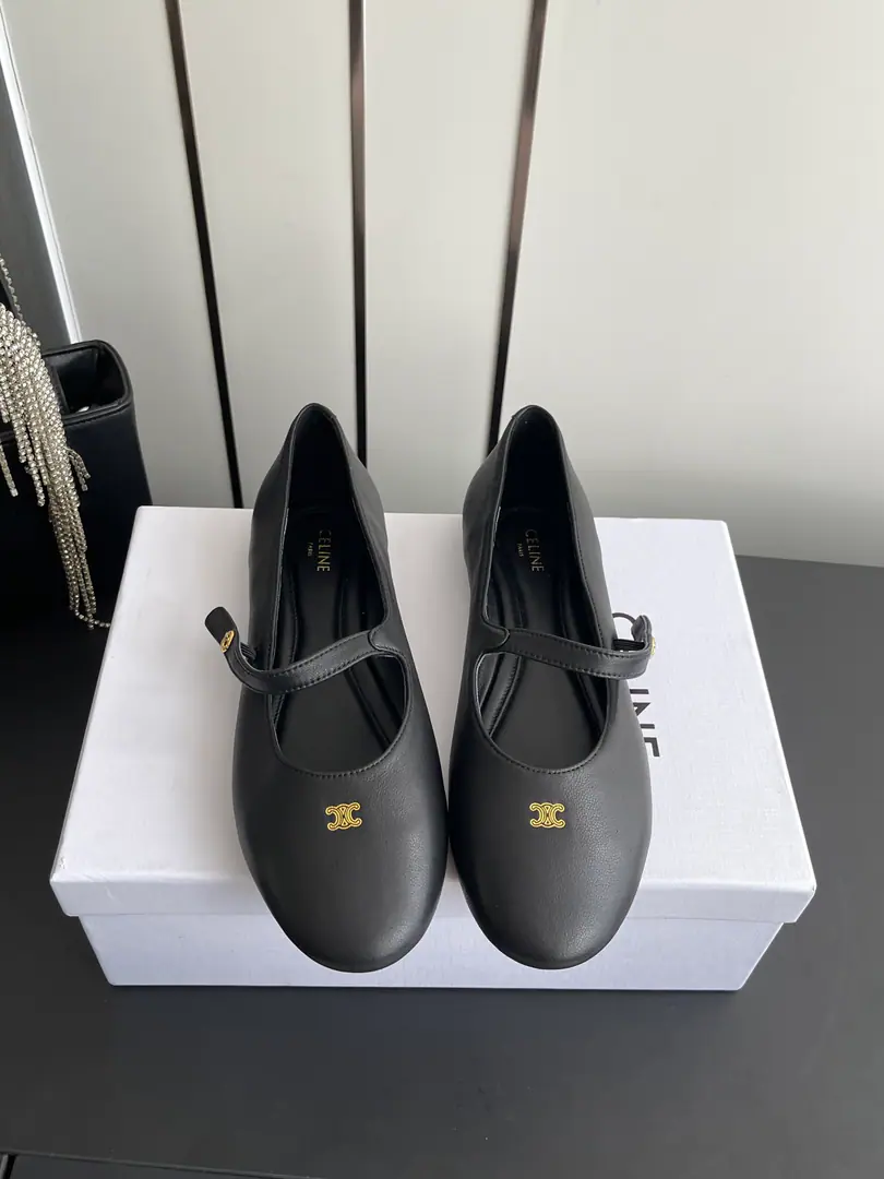 🏧𝗖𝗘𝗟𝗜𝗡𝗘 The new Céline is holding Mary Jane's shoes. The classic Mary Jane's Shoes., Round shoes with a sign-based revolving door button., It's a relic of the French.. The shoe line is easy and easy., Single-string designs combine a sense of precision with a sense of ease of elasticity., Whether it's with jeans or not,, Half-cloth or suit?, It's easy to fit in with daily commutes., I'm going to go on a date and I'm going to go on a different scene.. Shoes are fit for feet., The softness of the skin brings light and comfort to the dress., You can stay comfortable for a long time., It's not tired.. Multi-colorable Colour Scheme, Every one of them has its own attributes., I'll be in your daily closet., It's a low-key device that raises the overall compost.. Shoe.: Lamb skin. Uchi.: Lamb skin. Otsumi!: That's a big one. Codes: 35-40（40Make a reservation.）