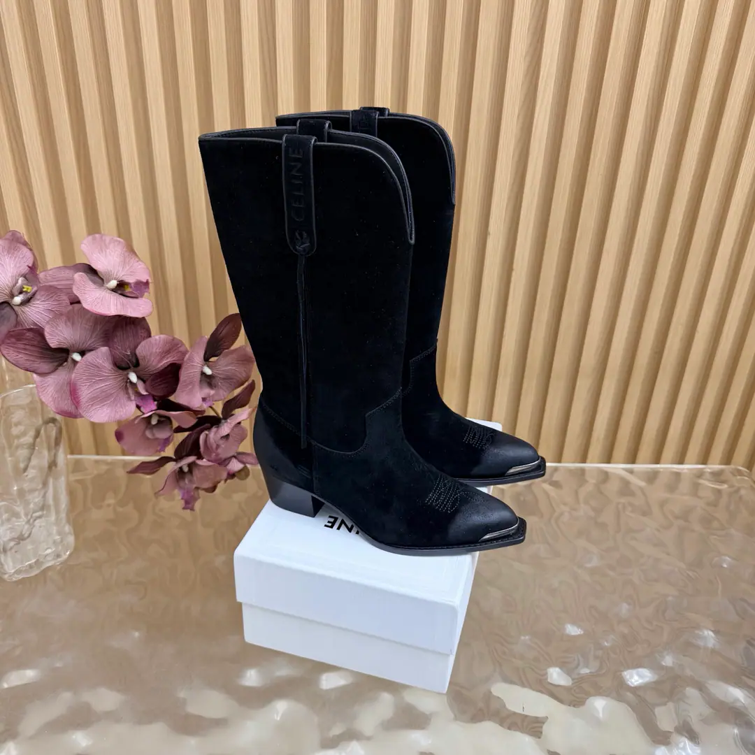 2026The cabinet is synchronized with the new money in autumn and winter. Celine｜Céline.26Autumn and new Pitchey. Bold West cowboy Martin boots.！ Top Version The upper foot is super handsome. It's super cool.！You're not so bad at all.. With jeans, you're a great guy.🔥It's definitely a single piece of fire this fall and winter.！ Material Skins for shoes./Bullskins. The insides are all sheep's skin. The original is really a big one. Size: 35-41 （40, 41, 42Custom）