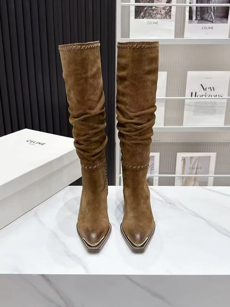 CELINESlim's latest wrinkled and high-stacked Wester boots. A superstar, red grass. Autumn and winter wrinkles and long-barrel west boots. It's a regenetic laziness. The boots are soft and solid. The upper foot naturally forms a wrinkled wrinkled form. It's different from a hard Western boot. The lax atmosphere is stronger. Boots. Weaving of the boot side with a suture thread To increase the sense of art in the ancient world. It's the only way to recognize the shoes. A soft-faced cow. / Old sands, revelry, skin and height.5CMReal wood slash. And I'm going to be able to make a difference between the higher effect and the comfort of walking.🇮🇹That's a big one.Size: 35-41