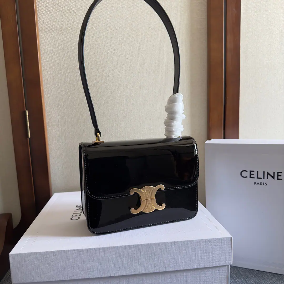 CELINE24｜TEEN GARANCEA leather bag with a painted cow. 🆕🆕🆕 ♪ The greatest silky ♪✨NewGARANCE CELINEGold.60Age, You must have the paint-skin bags.🎩 It's a perfect touch., Pure and elegant. It's a fine black gold.～Mysterious and charming., It's a nice, fancy room with a fall and a winter.💯 The new designer strap.～It's more comfortable than a traditional armpits., More stylish.🆙 The sister who saw the show.～I think they're all going to get caught.🤩 Cow leather., In the leather line., ♪ Shoulder and handheld ♪, TRIOMPHEMetal locks, 3An inner layer., 1An inner zipper pocket., 1A flat pocket on the inside., Leather-man.24cm Dimensions: 18.5x13x6cm（Prefixed packaging） Paragraph: 118053