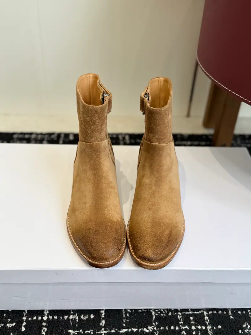 Requisition level Short boots. Celine Céline. 26ssAutumn and winter brand new. Bold Short boots. The season of Céline is a really good season. Like this boots are a real scooter. Focus on booting., Button design is unique.！ Fabulous.:Counter-featur./Head-decked cow skin. Uchi.:In the cow's skin. Otsumi!:Italy is a big-ass country. He's tall.:3CM Codes: 35-41（40, 41Custom）