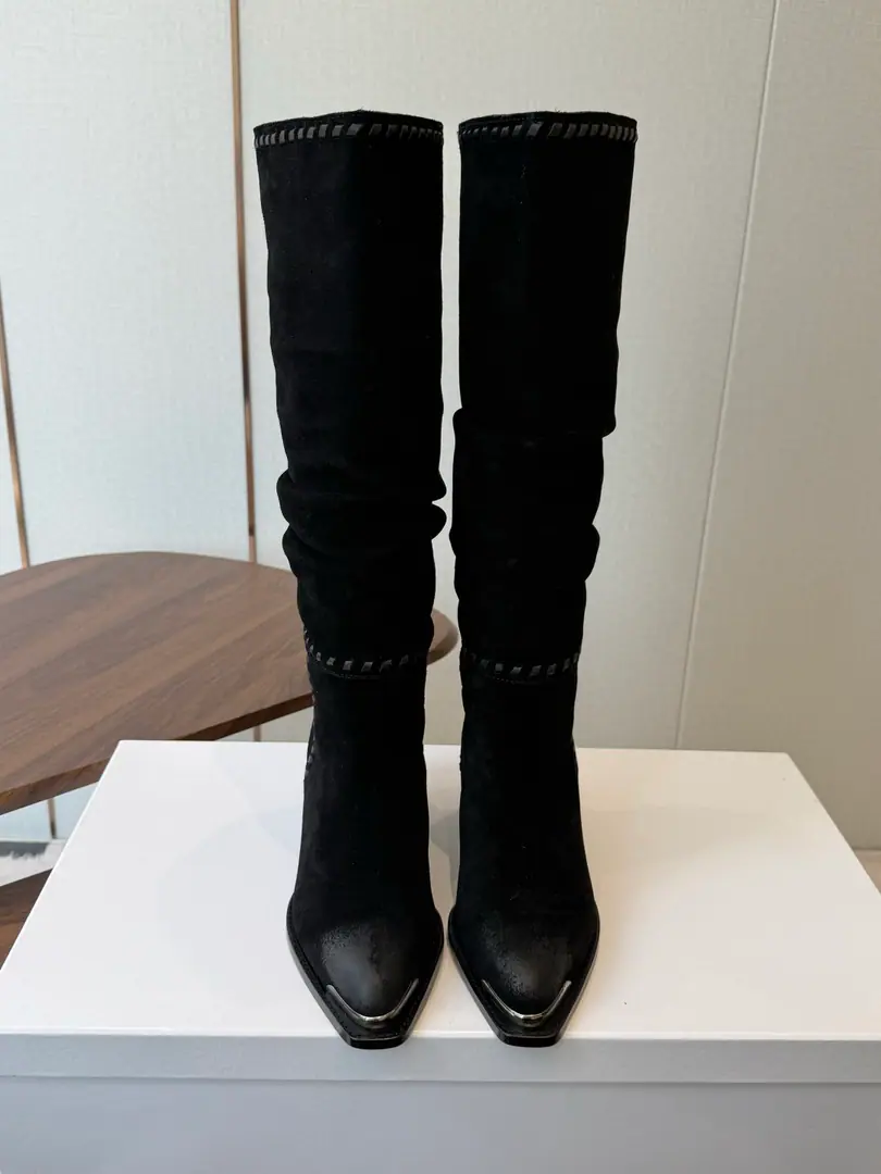 Goki! Leather.Celine Céline. 26ssAutumn The ancients are rough. Chelsea. Pointhead Boots, buttons. The season of Céline is a really good season. Like this boots are a real scooter. Focus on booting. No leg-scree. The upper leg second becomes the length of the leg., It's a super thin and a lot of stuff.！That's a hell of a thing. Shoe.: Original import, leather/Importing cow skin Uchi.: Import of sheep skin Otsumi!: The original is really a big one. Size: #35-40（40Do it.）