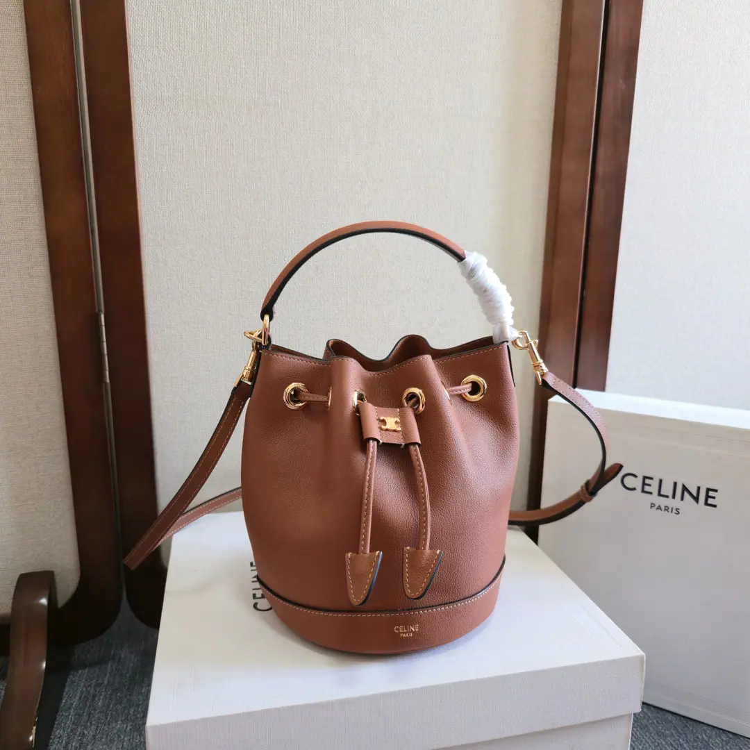 New items online.🅰️🅰️ CE Blast-drawn bucket bag.！ CE New little brown-skinned bucket.CLARA. Overcapacity Piping-out design And hands on the handle., It's a little bit of a wear-down. 🉑️Handheld 🉑️♪ Shoulder ♪ 🉑️Slash ！This new bucket bag is a whole lot of practical commuters.❇️ Paragraph: 121672 Dimensions: 16x19x16cm（Prefixed packaging）