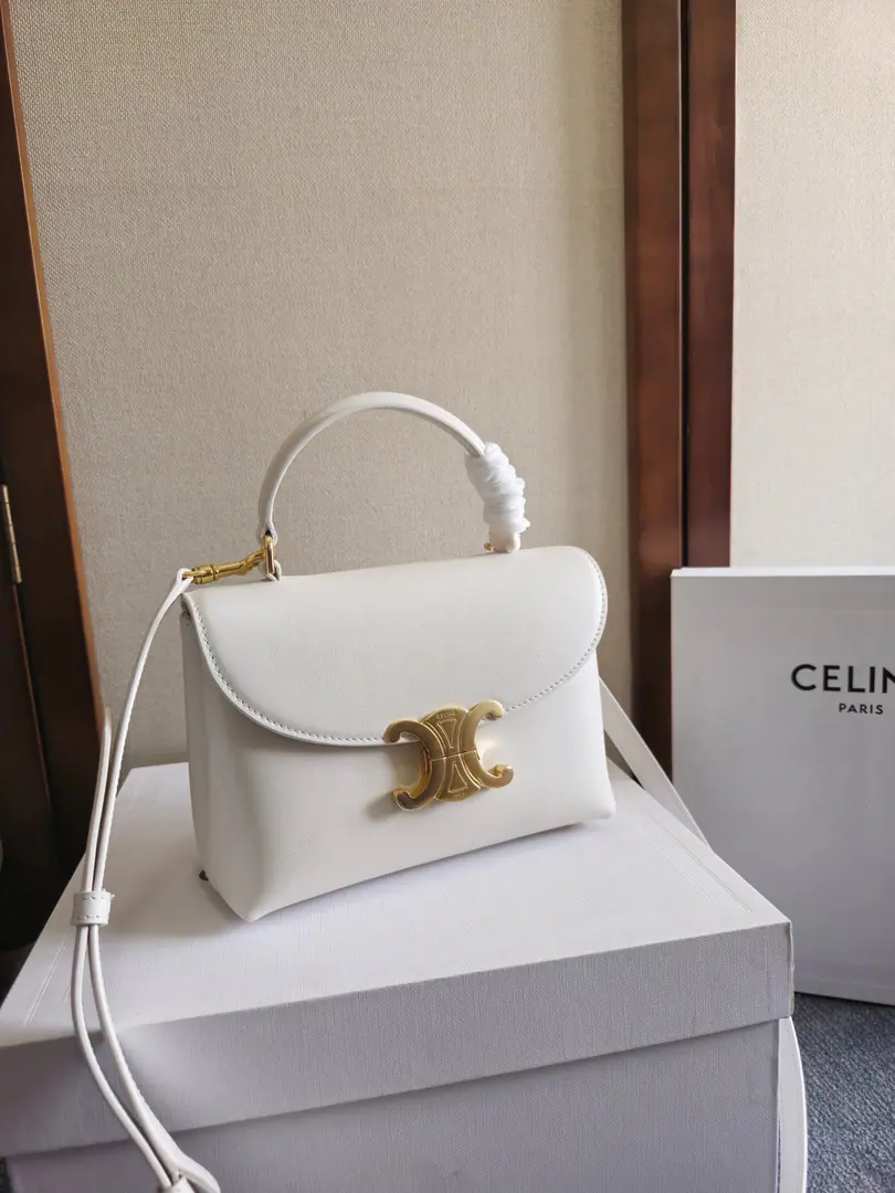 New items online.🅰️CEThe Triad Gate.kellyHandbag.👜 New swing door bag collection. It's all about the high sense of excellence.！ A simple contours. ♪ For a steady black ♪ A low-key brown classic of old flowers. Wait.…It's all about the incredible quality of the world.❤️ kellyThe classic line is simple and generous. No extra decoration. It's all about beauty.🫶🏻 Paragraph: 118113 Dimensions: 20.5x13x8（Prefixed packaging）