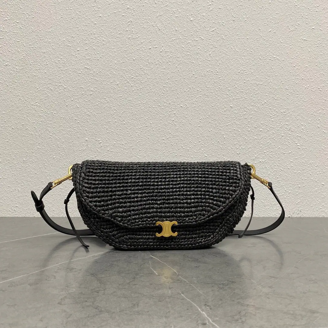 New items online.🅰️🅰️ CE HALFMOON Small pocket.👜 The elasticity of Raphia leaves the touch of the tact. Black leaves are more special. Even if it's a day out, it's a hundred times the same. Black gold is so colorful.！ The bag is small., But it's a big one. I'll have a little umbrella.！ This summer. ckA new bag.~ Paragraph: 103737 Colours: Blackweaving Dimensions: 25x13x5cm