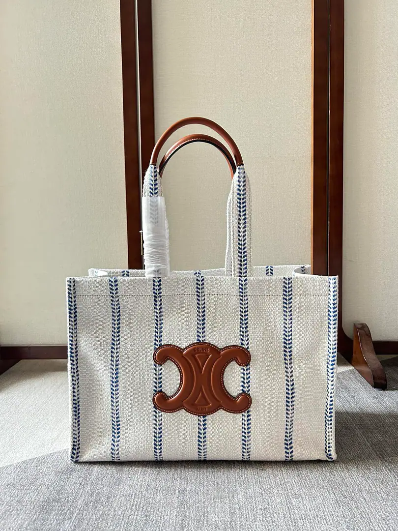 New items online. CABAS THAIS Big number. Celine ♪ Bring the stripes ♪ 🉑️Hands./🉑️♪ Shoulder ♪/ This season limits the latest Tote.. A king of capacity. ～ This bag is made of fabric. And the leather and grass. The fabric is more durable. Comfortable., 🧲Daily attendance It's very practical at work. It's touching.. Match it.: A hundred. Comfortable., - I'm on duty. Leisure and sex. Capacity: No doubt about the capacity. - It's a tack.👍🏻 Paragraph: 196762 Dimensions: 41x17.5x28