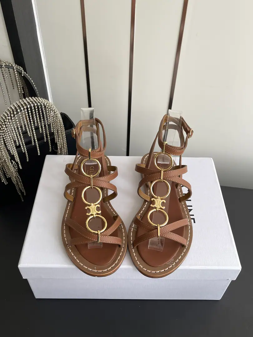 🏧𝗖𝗘𝗟𝗜𝗡𝗘The new Celebrity Metal Buffs with the toe-deep sandals.. Shoes on the face make the skin of cattle. The inside of the cow. The original is really a big one. Codes35-41（40 41Make a reservation.）