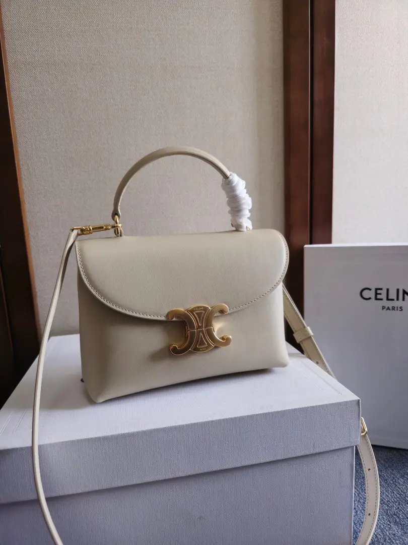 New items online.🅰️CEThe Triad Gate.kellyHandbag.👜 New swing door bag collection. It's all about the high sense of excellence.！ A simple contours. ♪ For a steady black ♪ A low-key brown classic of old flowers. Wait.…It's all about the incredible quality of the world.❤️ kellyThe classic line is simple and generous. No extra decoration. It's all about beauty.🫶🏻 Paragraph: 118113 Dimensions: 20.5x13x8（Prefixed packaging）