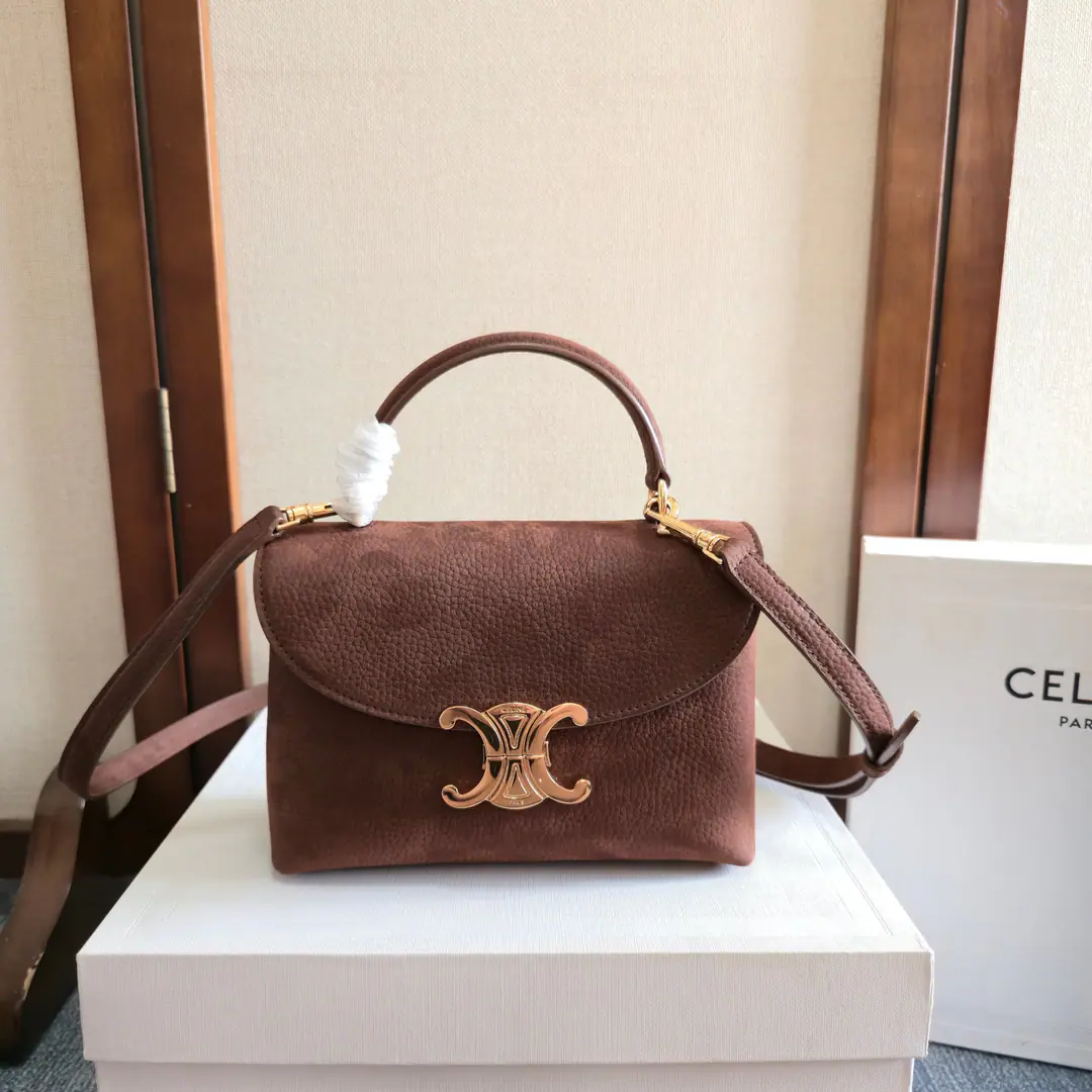 New items online.🅰️CEThe Triad Gate.kellyHandbag.👜 New swing door bag collection. It's all about the high sense of excellence.！ A simple contours. ♪ For a steady black ♪ A low-key brown classic of old flowers. Wait.…It's all about the incredible quality of the world.❤️ kellyThe classic line is simple and generous. No extra decoration. It's all about beauty.🫶🏻 Paragraph: 118113 Dimensions: 20.5x13x8（Prefixed packaging）