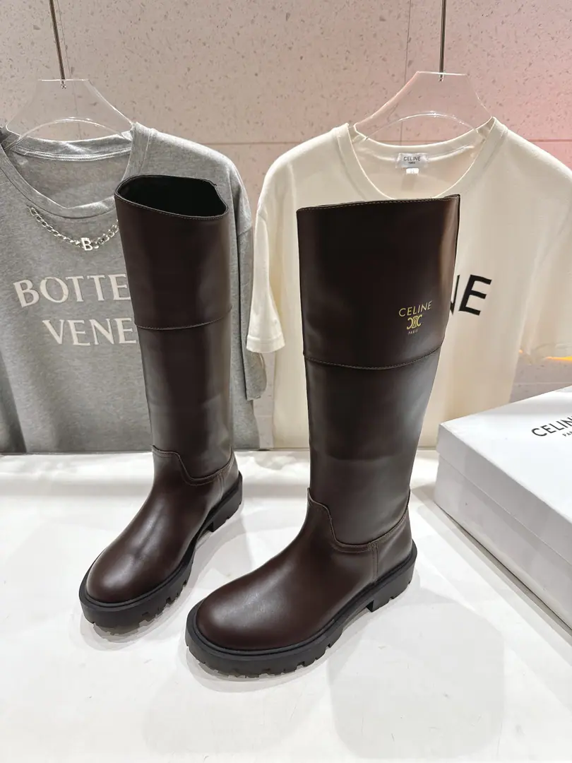 🏧𝗖𝗘𝗟𝗜𝗡𝗘/Céline. Autumn and winter are so handsome, with boots and boots and knight boots. The ancient Janey is a fashionable man. The upper feet are so cozy.！Low profile short-forms, It's a super-cool look with a little retro., I'm a little light on my feet., To create a variety of ways of wearing it. Import of waxed calf skin material in original version Uchi./The silk cow skins are chosen by the best. The original model of the rubber floor. Size35-42 [40.41.42Make a reservation.]