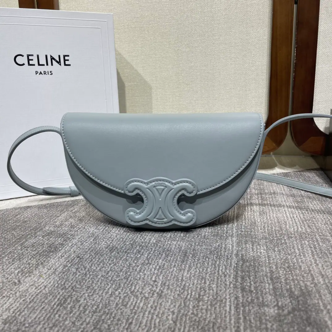 Ce22Winter Show.｜Moon bag🌙Celine BasaceThe Triad Gate. Pure cortex No point of filling of metals on the surface Instead, it's a simple thing to do.✨Press button cut. The original factory skin is made of pure steel gold. The most extraordinary detail. The bag is very well designed. It's slanting and cozy. It's a lot of fun.～It's perfect for autumn and winter with a commocort or a silhouette. It's a big one. And you can punch the shoulder belt with one more hole-second and you can wrap it under the armpit., A bag of doubles. Super-high value.😍 New ice blue systems for the new season. Super-repair.～ Model: 111233.Dimensions: 23×13.5×6cm