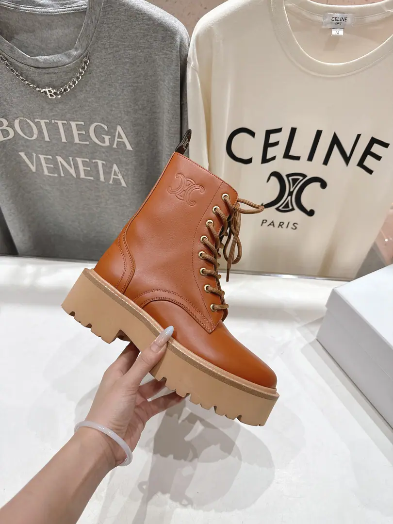 🏧𝗖𝗘𝗟𝗜𝗡𝗘Céline's new resonance with thick, short and medium boots Martin boots and knight boots.. The Red Bang is coming.！The big reds are the first to experience., CelineRedinsThe Herb-breeding God., It's a very retrograde wind., The aerobics are perfect., Design style is very new., It's very high-class and very comfortable..Original 1-to-one.！Absolute monopolistic practice！ ✔Fabulous.: Imported cattle skin ✔Uchi.: Bullskins. ✔Otsumi!: Original version to open ✔Size: 35-40 [40.41.42Do it.]