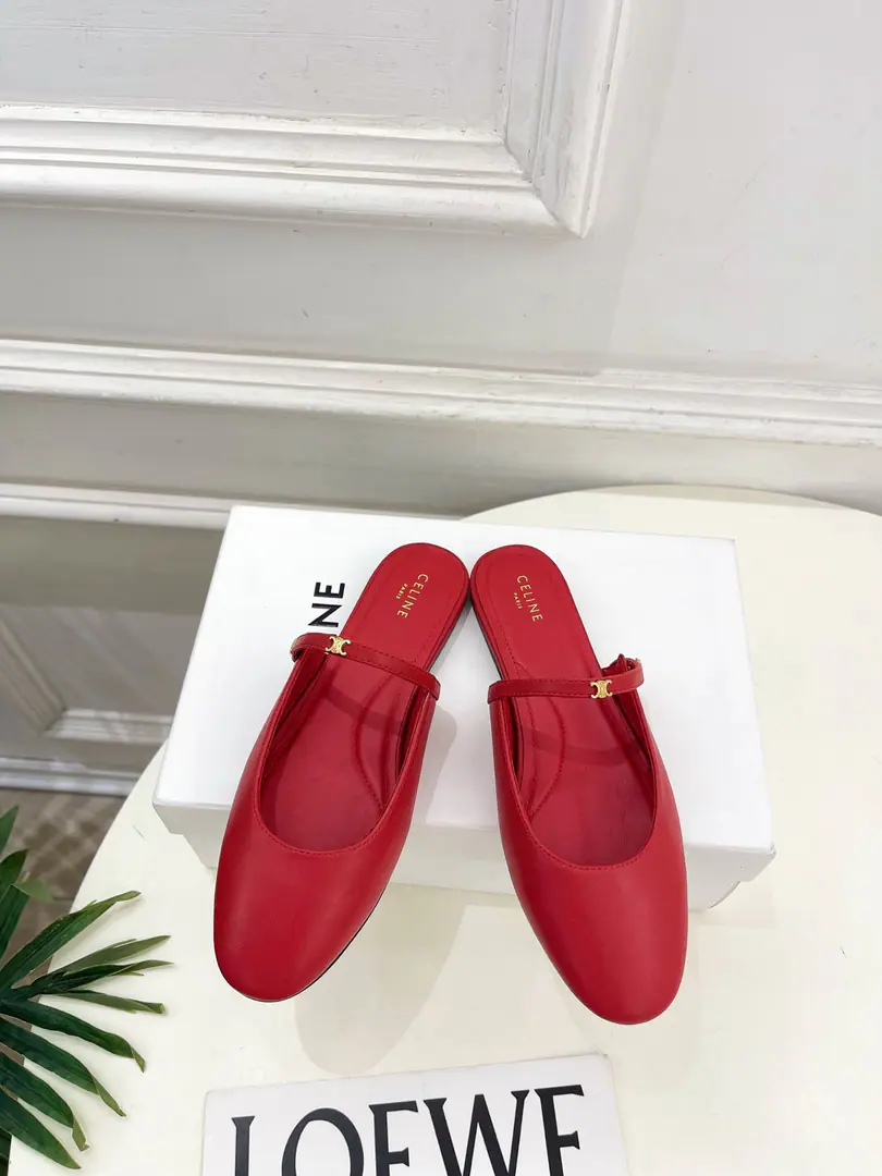 CELINE | Céline. 26𝐬𝐬 💛2026Autumn and winter brand new. The Triad door is half-slippers on the bottom. New！ 🔜BS Celebrity really is on the hook this season., It's so special. We'll have to start this year.celing White shoes., The classics of the Retro. It's a big one. Simple atmosphere You can fit in your skirts and pants. A proper face. It's a brand that's all there is to it.. ━━━━━ ЅᏇєєt ━━━━━ ▪️Shoe.: Import-specific originals ▪️Uchi.: Import of sheep skin ▪️Otsumi!: The original import is really big. ▪️Bottom height: Floor ▪️Shoes.: 35-39（40.41Custom without re-offer） ▪️Plant price ▪️Numbering: 2608045