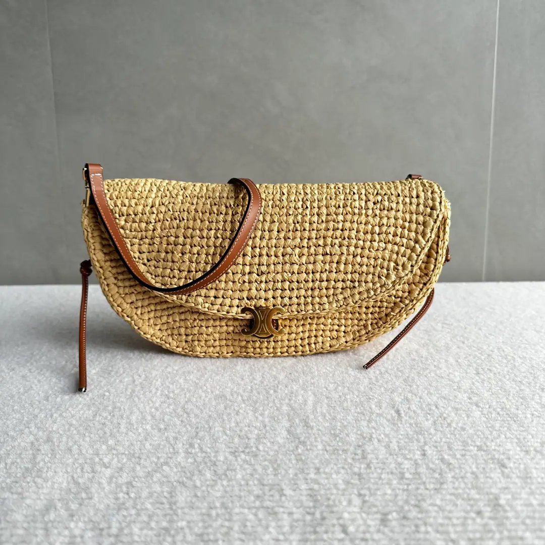 New product.🅰️🅰️ CE HALFMOON Small pocket.👜 Gentle and ancient.·The God of the atmosphere. Autumn is a great place., ♪ Spring and summer are gentle ♪ The back gets more qualitative., The older the better the better. Arc bag+Mini-Roble Gate Gold Buff. ♪ Can slant your shoulder ♪, Little guy's so friendly. It's full capacity., I'm so proud of myself. You're not going to have to go out on a daily basis.✅ Paragraph: L10373Almond Weaver Dimensions: 28.5×6×14cm（Prefixed packaging）