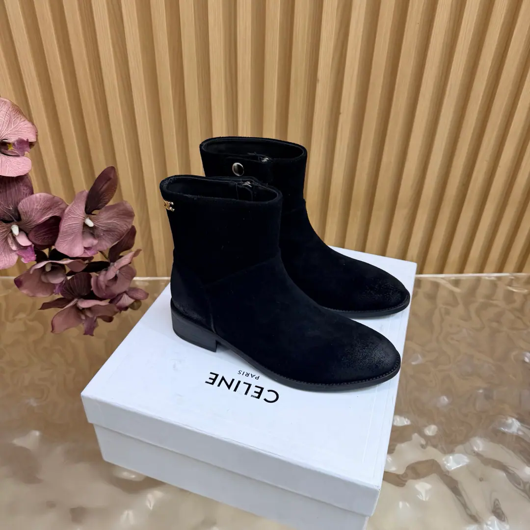 2026The cabinet is synchronized with the new money in autumn and winter. Celine｜Céline.26Autumn and new Pitchey. Bold West cowboy Martin boots.！ Top Version⚠️Niu Kyung. Bullskins. The upper foot is super handsome. It's super cool.！You're not so bad at all.. With jeans, you're a great guy.🔥It's definitely a single piece of fire this fall and winter.！ Material Skins for shoes./Bullskins. The insides are all sheep's skin. The original is really a big one. Size: 35-41 （40, 41, 42Custom）
