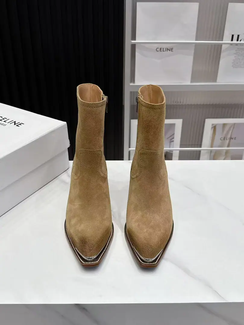CELINESlim's latest metal shoe with a new boot. A superstar, red grass. Shoes head covered with bright metal chips. The Western style of the retrocar. And protecting the tip of the shoe is not too worn. It's a very good recognition. Lower the height of the boot. The feeling of saying goodbye to the traditional cowboy boots. To the little one. The small legs are more friendly. Optimize ankle lines Side zipper. The wood stale. West boots.VType-line A little cow's skin on the shoe. / Refrigerated sand, skin.（Old polishing process）He's tall.5CMItaly🇮🇹That's a big one.Size: 35-41