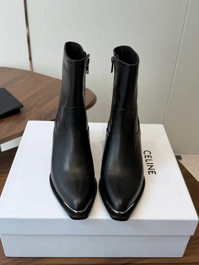 Goki! Leather.Celine Céline. 26ssAutumn The ancients are rough. Chelsea. Pointhead Buckle boots. The season of Céline is a really good season. Like this boots are a real scooter. Focus on booting. No leg-scree. The upper leg second becomes the length of the leg., It's a super thin and a lot of stuff.！That's a hell of a thing. Shoe.: Original import, leather/Importing cow skin Uchi.: Import of sheep skin Otsumi!: The original is really a big one. Size: #35-40（40Do it.）