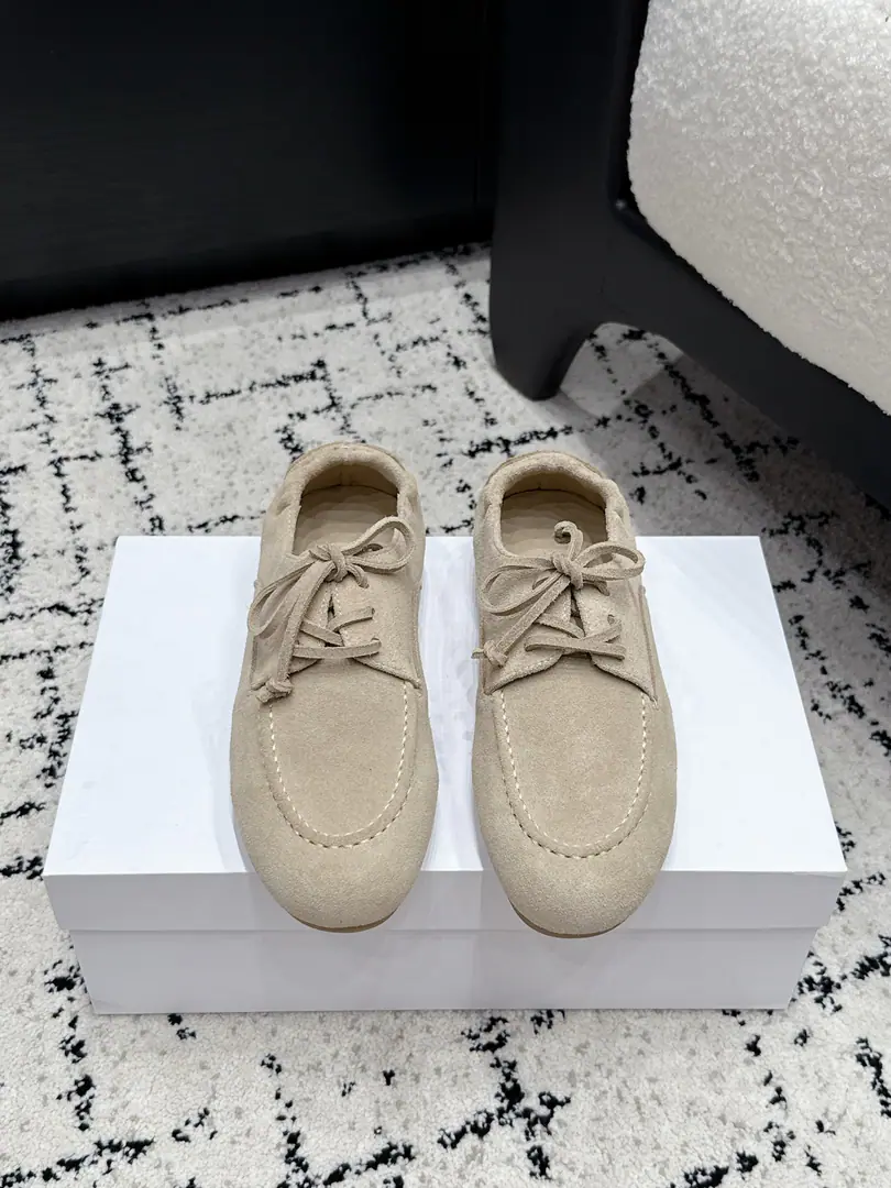 Celin*26/The new wrinkled summer wrinkled with real leather-loaf shoes. The coils of the gloom of the past with the lax and lazyness of the past and the lullaby of the shoes., Round-filled round-head shoes., He made a wrinkled wrinkled mouth., Wearing design with sexual leisure, The shoelines are soft and loose., There's plenty of shoe in the silo., I'm gonna have to get all the legs., - Yes., The meat and feet have a good modifier effect., The foot set is easy to wear.. It's a mix of a loose, leisure wind and a culture of relic., No foot-scrambling.. And the comfort of the lazyness and upper feet., I want a full ecstasy of my daily lyver shoes., This wrinkle belt is a perfect one-way-to-the-way.. ✔️Shoe.: High-swiss-lighted cow revelry. ✔️Uchi.: In the velvet. ✔️Otsumi!: Rubber Bottom ✔️size: 35-40Code（40Code custom is not to be changed）
