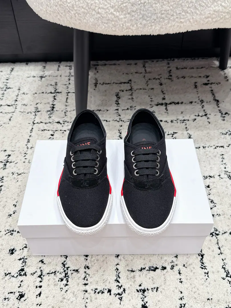 #Female Celine Céline.AlanSeries 26/ New paragraph Leisure Shoe. Skis. Sports shoes White shoes. Original procurement development Make the goods. This one.AlanA pair of shoes full of street feelings., The color-compatible design is very good. This shoe has its own unique design., The leather shoes are very well-dressed., Don't make a single. Side with back.LOGOMake him simple and not discomfortous.,A perfect pair of white shoes., Send a cabinet for fine packaging🛍📦 ✔️Fabulous.: Pre-release custom import of high density canvas ✔️Uchi.: The original custom is air-drained. ✔️Otsumi!: Original modeling slide-proof rubber floor ✔️Size: 35-41（40 41Do it.）