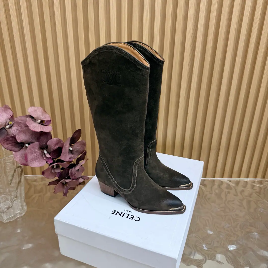 2026The cabinet is synchronized with the new money in autumn and winter. Celine｜Céline.26Autumn and new Pitchey. Bold West cowboy Martin boots.！ Top Version Niu Kyung. Bullskins. The upper foot is super handsome. It's super cool.！You're not so bad at all.. With jeans, you're a great guy.🔥It's definitely a single piece of fire this fall and winter.！ Material Skins for shoes./Bullskins. The insides are all sheep's skin. The original is really a big one. Size: 35-41 （40, 41, 42Custom）