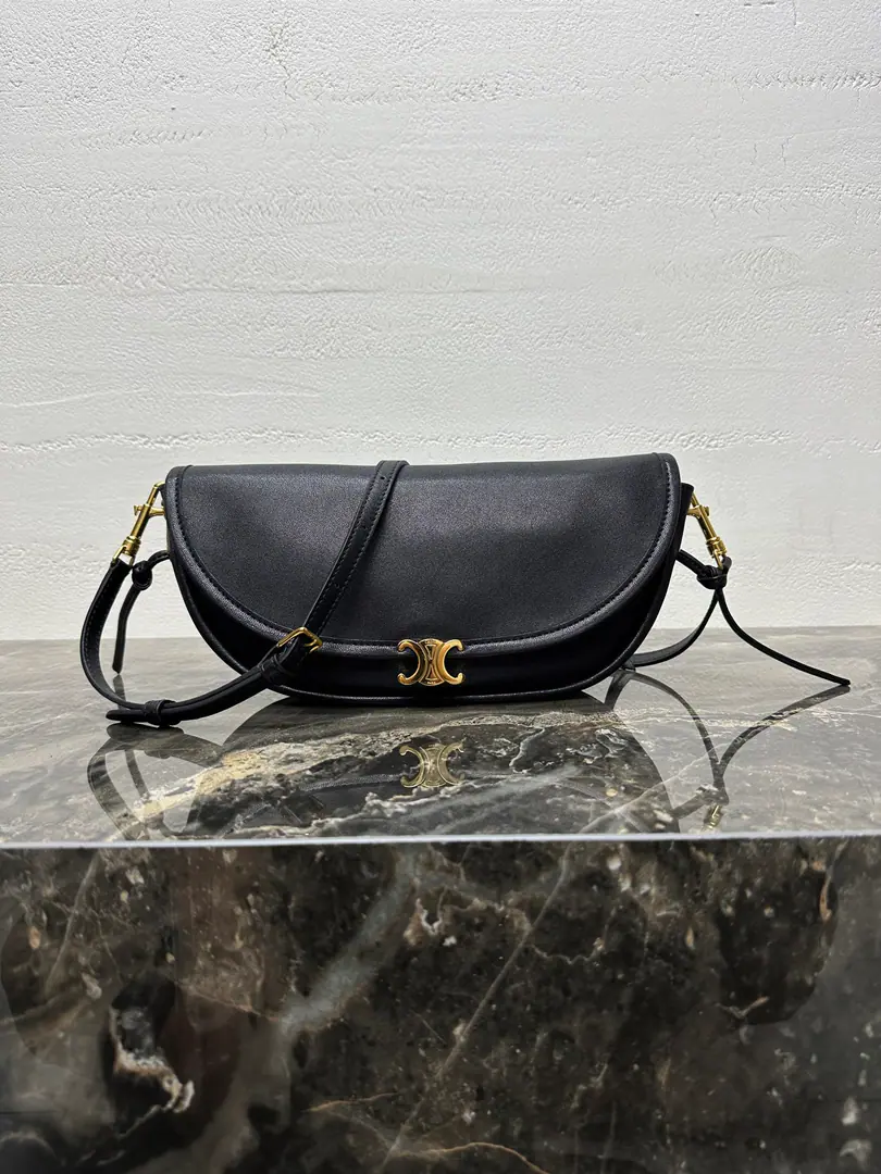 Special steel Celine SOFT TRIOMPHE HALFMOONSmall pocket.💯All steel hardware.‼️ Lamb leather. In the rectangular liner. Gold-faced. Shoulder or slash 1Main partition. Dismantled and modifiable sundries, Minimum length（21.5centimetres）, Maximum length（33centimetres） - The caps.1A remote zipper bag. Backset1A remote zipper bag. Dimensions:（25 X 13 X 5centimetres） Numbering: L10373778