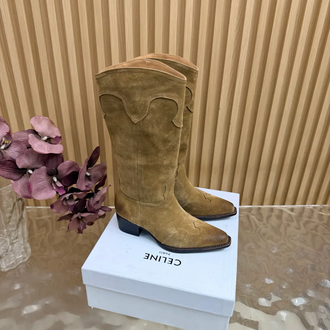 2026The cabinet is synchronized with the new money in autumn and winter. Celine｜Céline.26Autumn and new Pitchey. Bold West cowboy Martin boots.！ Top Version Niu Kyung. Bullskins. The upper foot is super handsome. It's super cool.！You're not so bad at all.. With jeans, you're a great guy.🔥It's definitely a single piece of fire this fall and winter.！ Material Skins for shoes./Bullskins. The insides are all sheep's skin. The original is really a big one. Size: 35-41 （40, 41, 42Custom）