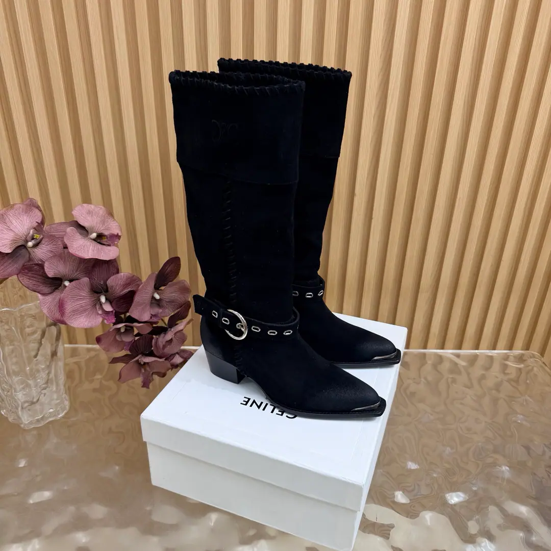 2026The cabinet is synchronized with the new money in autumn and winter. Celine｜Céline.26Autumn and new Pitchey. Bold West cowboy Martin boots.！ Top Version The upper foot is super handsome. It's super cool.！You're not so bad at all.. With jeans, you're a great guy.🔥It's definitely a single piece of fire this fall and winter.！ Material Skins for shoes./Bullskins. The insides are all sheep's skin. The original is really a big one. Size: 35-41 （40, 41, 42Custom）