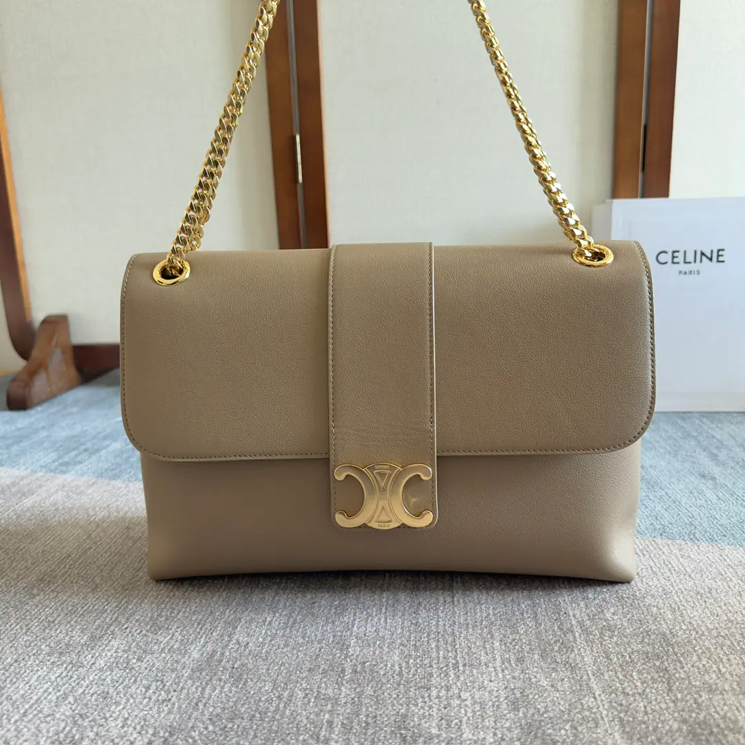 CELIN_E 2024🆕｜VICTOIREBig, soft-ass leather bag. CELINEFinally, a single shoulder-slashed bag.👏 Celine SU24Newest Style-Victoire VictorieIt means victory. And there's a sense of triumph.✌ Long-lost chain of rings. There's so many stars.～ A high-level natural grain skin. The pellets of the upper sense and the soft hands. The chains used to cut the comforts of the triangle. min And the jewels are super bright.✨ Cow leather., In the leather line., Silver face., ♪ Slanting and shouldering ♪, All SteelTRIOMPHEPress button cut., 2Main partition., 1A flat pocket on the inside., 1A central zipper pocket inside., Whole steel metal slider. Dimensions: 32X 21X 11centimetres Paragraph118222