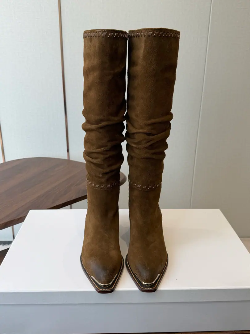 Goki! Leather.Celine Céline. 26ssAutumn The ancients are rough. Chelsea. Pointhead Boots, buttons. The season of Céline is a really good season. Like this boots are a real scooter. Focus on booting. No leg-scree. The upper leg second becomes the length of the leg., It's a super thin and a lot of stuff.！That's a hell of a thing. Shoe.: Original import, leather/Importing cow skin Uchi.: Import of sheep skin Otsumi!: The original is really a big one. Size: #35-40（40Do it.）