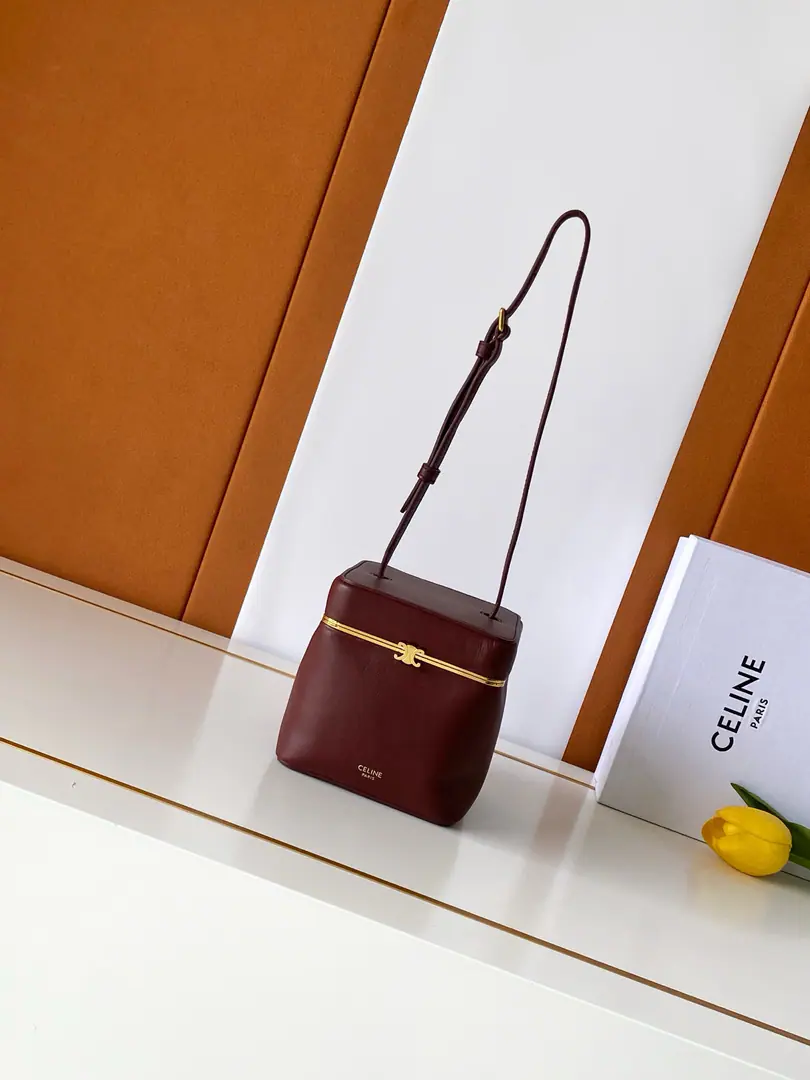 2026Spring and summer seriesTRIOMPHE FRAMEThe latest treasure.“Smash the box.👜”Cowskin., The skin line., TRIOMPHEMetal all-skinned hardware locks., Full package！ Search the number.: 124232 size: 12.5*12.5*12.5