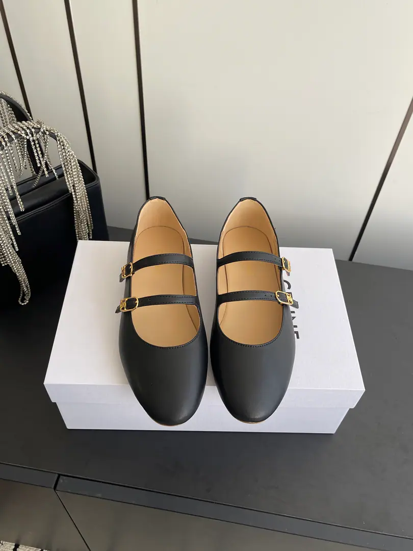 🏧𝗖𝗘𝗟𝗜𝗡𝗘Céline's newest. Les One pair of shoes with Mary Jane. Top Series Mary Jane's shoes are simple and comfortable., Clean., Increase your legs., It's either single or with broad legs., High Street and the ancients. Let's do it together.CELINEGirls Shoe.: Leopard horse hair./Bullskins. Uchi.: In the sheep's skin. Otsumi!: - That's a real shoe. Codes: 35-41 [40.41Do it.]